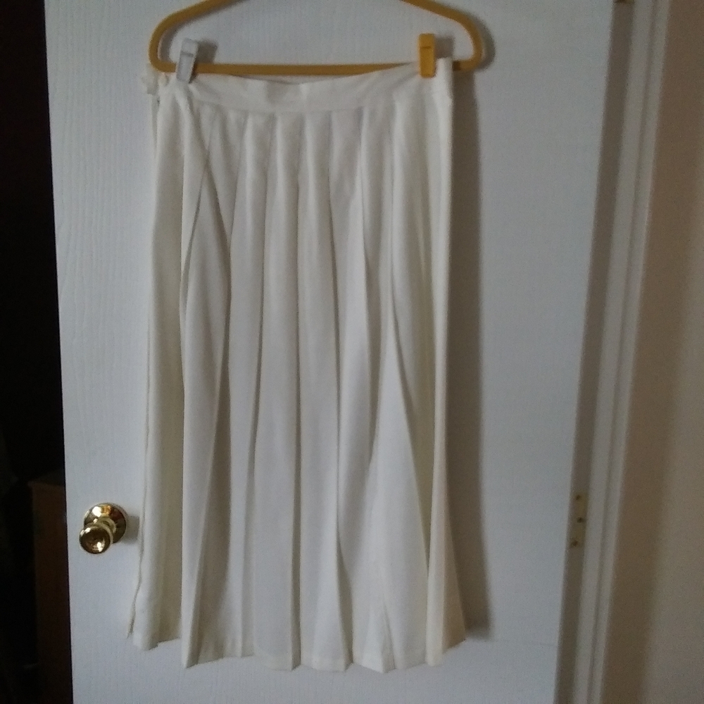 white pleated skirt